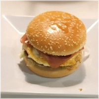 Classic burger  120g of 180g met ham,komkommer, ui, sla, tomaat, kaas, gebakken ei en mosterdsaus. 