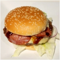 Big burger  180g met  kaas, bacon,komkommer, sla, tomaat.en Apollo BBQ saus
