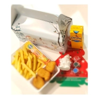 met een kinderportie frietjes en frietsausKeuze uit  4 kipnuggets.Keuze uit een pakje Fristi, Chocomel of Roosvicee. Altijd een leuk speeltje! 