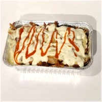 Doner kip met sla,komkommer,rode ui , tomaat, knoflooksaus en sambal .