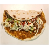 Turkise pizza met kip Doner, sla,komkommer,rode ui , tomaat, knoflooksaus en sambal .