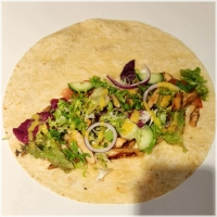 Wrap met malse kip 170g, malse ,sla,tomaat rode ui en Honing mostersause. 
