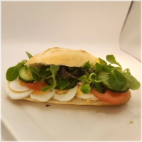 Petit pistolet belegd met ei ,tomaat,komkommeren sla mix