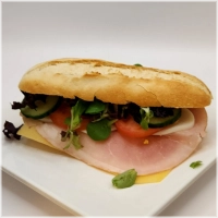  Pistolet meergranen belegd met ham,kaas,ei, tomaat,komkommeren sla mix.