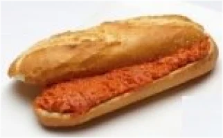 Petit pistolet Belegd met filet americain ,tomaat,komkommeren sla mix.