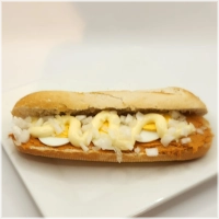 Petit pistolet belegd met filet americain ,ui,mayoen en ei.