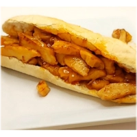 Pistolet met malse kipstukjes en chili saus. 