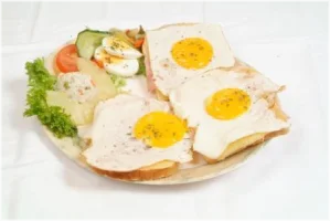 3 gebakken eieren met brood en kaas_ 