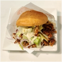 met sla,komkommer,rode ui , tomaat, knoflooksaus en sambal .