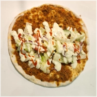 met sla,komkommer,rode ui , tomaat, knoflooksaus en sambal .