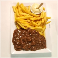 met mals stoofvlees (410g) volgens grootmoeders recept en frietsaus