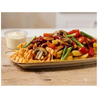 Kipreeptje (175g) met allerlekkerste friet, frietsaus,gegrilde champion tomaat,rode ui,bosui,paprika en Smokey hot cocktail.
