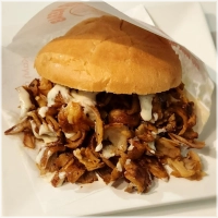 met sla,komkommer,rode ui , tomaat, knoflooksaus en sambal .