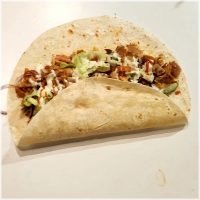 Met sla,komkommer,rode ui , tomaat, knoflooksaus en sambal .