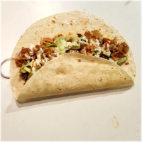  Gyros<br>Met sla,komkommer,rode ui , tomaat, knoflooksaus en sambal .