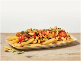 Kipreeptje (175g) met allerlekkerste friet, frietsaus,gegrild cherrytomaatjes,rode ui,bosui,paprika en prittgee paprikasaus.