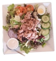 Gemengde sla, tonijn, slamix, tomaatjes, rode ui, komkommer, ei,Pijnboompitten en dressing  