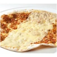 met kaas, sla,komkommer,rode ui , tomaat, knoflooksaus en sambal .