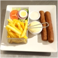 2 frikandellenAlle menu's worden geserveerd met de allerlekkerste friet , mayosause en een frisse salade met dressing saus. 