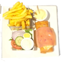 met een gebakken ei, beenham en met Chilisaus loempia.Alle menu's worden geserveerd met de allerlekkerste friet , mayosause en een frisse salade met dressing saus. 