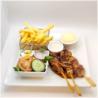 Varkenshaas gebakken op de bakplaat.Alle menu's worden geserveerd met de allerlekkerste friet , mayosause en een frisse salade met dressing saus. 