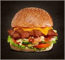 Mexicano pittige smaak met pindasauce of Curry of Ketchup komkommer, sla en tomaat. 