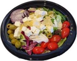 Smaakvolle maaltijdsalade met fetaParmezaanse kaas,Pijnboompitten, tomaat.komkommer ,rode ui, olijven en tzatziki.