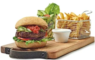 Alle menu's worden geserveerd met de allerlekkerste friet , mayosause en een frisse salade met dressing saus. 